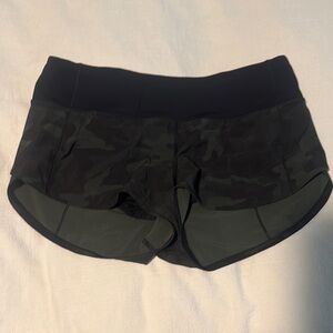 Lululemon speed up lined 2.5” shorts size 6 Black/Green Camo